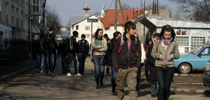 Elevii de liceu care provin din familii nevoiaşe vor primi câte 180 de lei de la stat