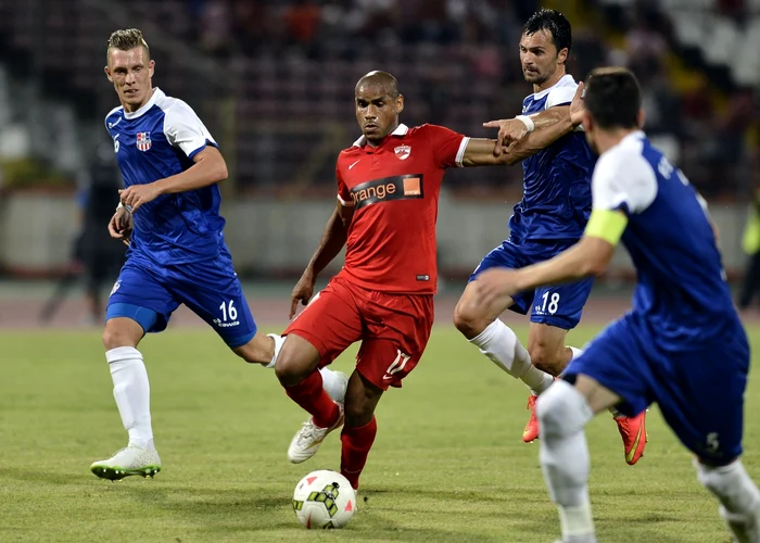 Karlik (numărul 16) a admirat cum Elton a deschis scorul pentru Dinamo. FOTO: Răzvan Păsărică