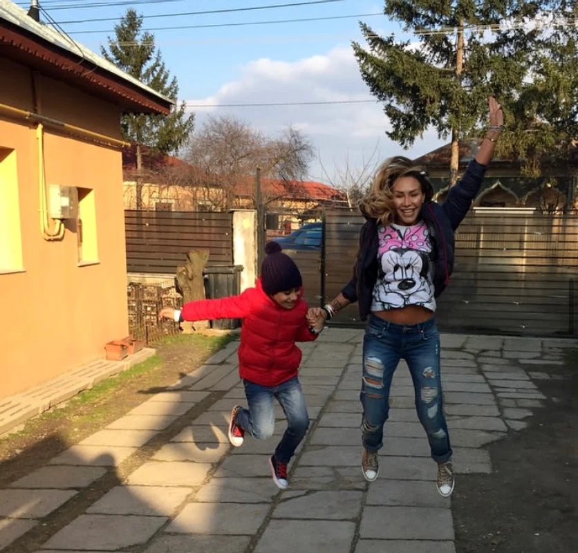 Raluca Podea și fiul ei, David, la casa de la țară foto: Instagram 