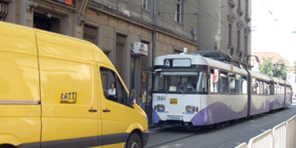 Timişoara: ORAŞUL PE SCURT /  Circulaţie blocată de tramvai