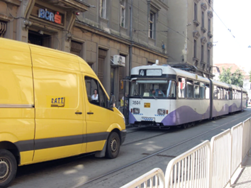 Timişoara: ORAŞUL PE SCURT /  Circulaţie blocată de tramvai