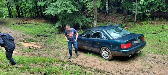 Băieţii au aşteptat intervenţia pompierilor. Foto: ISU Argeş