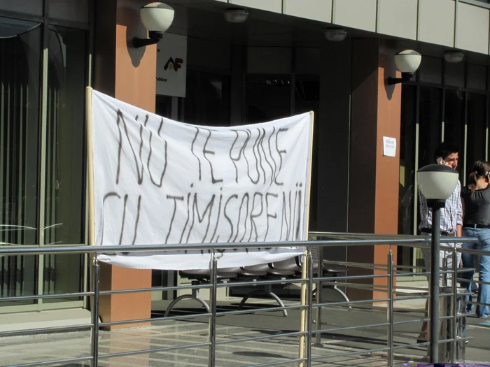Protest la sediul Direcţiei Finanţelor Publice din Timişoara Foto: Ştefan Both