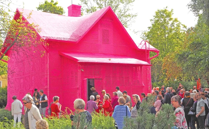 
    Voluntarele au croşetat bucăţile care au fost cusute apoi între ele  