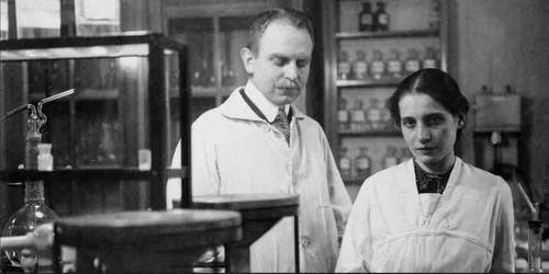 Lise Meitner si Otto Hahn in 1912 FOTO Wikipedia jpg