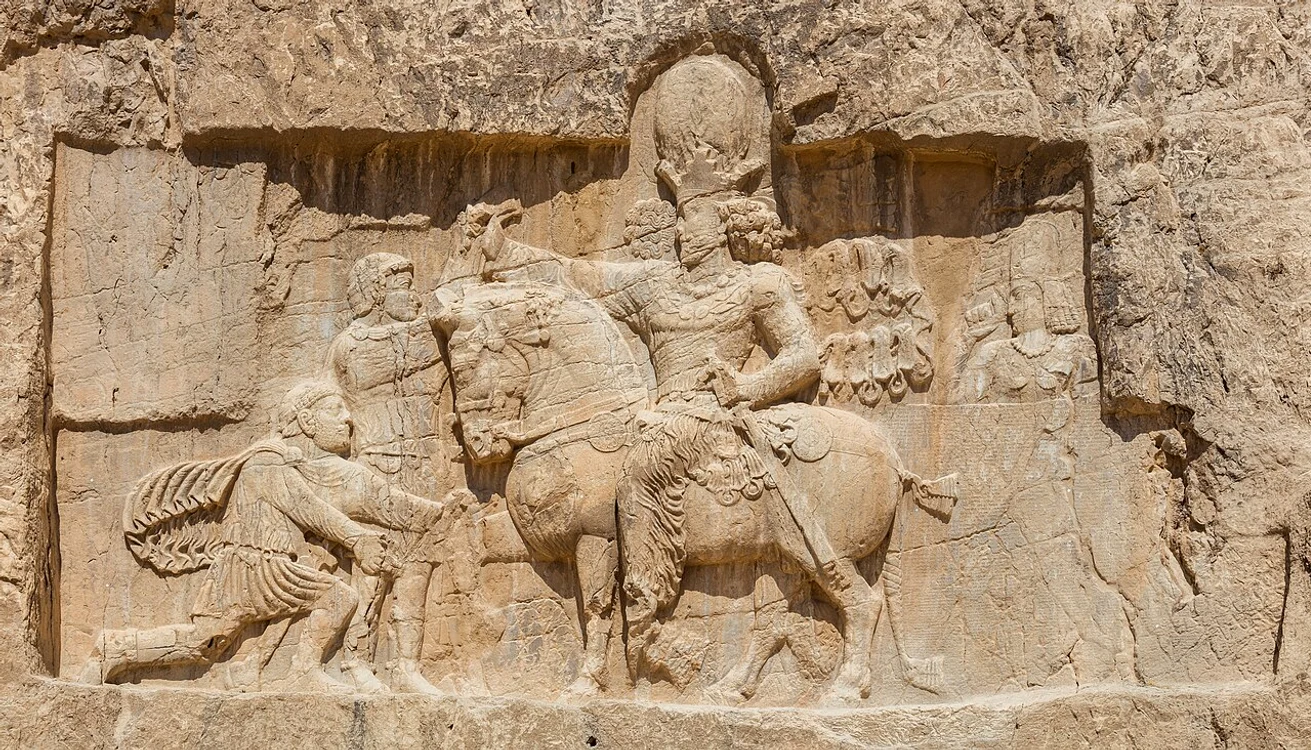 Triumful lui Șapur I asupra lui Valerian. Relief săpat în stâncă la Naqsh-e Rostam
