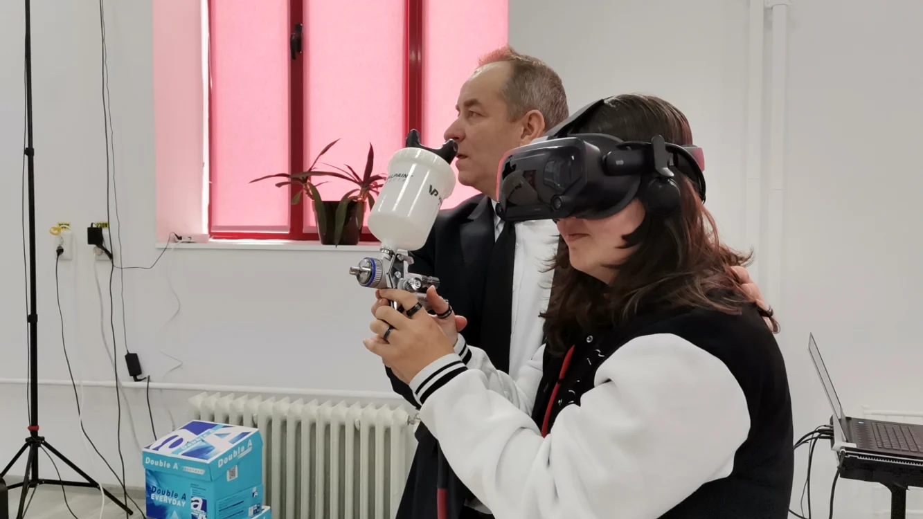Absolvenții de gimnaziu au putut testa meseria de vopsitor auto pe un simulator FOTO: A.M.