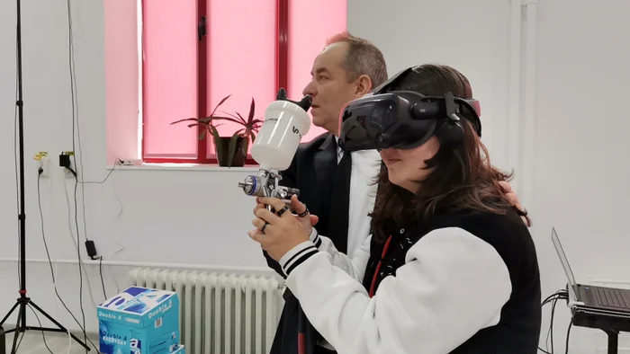Absolvenții de gimnaziu au putut testa meseria de vopsitor auto pe un simulator FOTO: A.M.