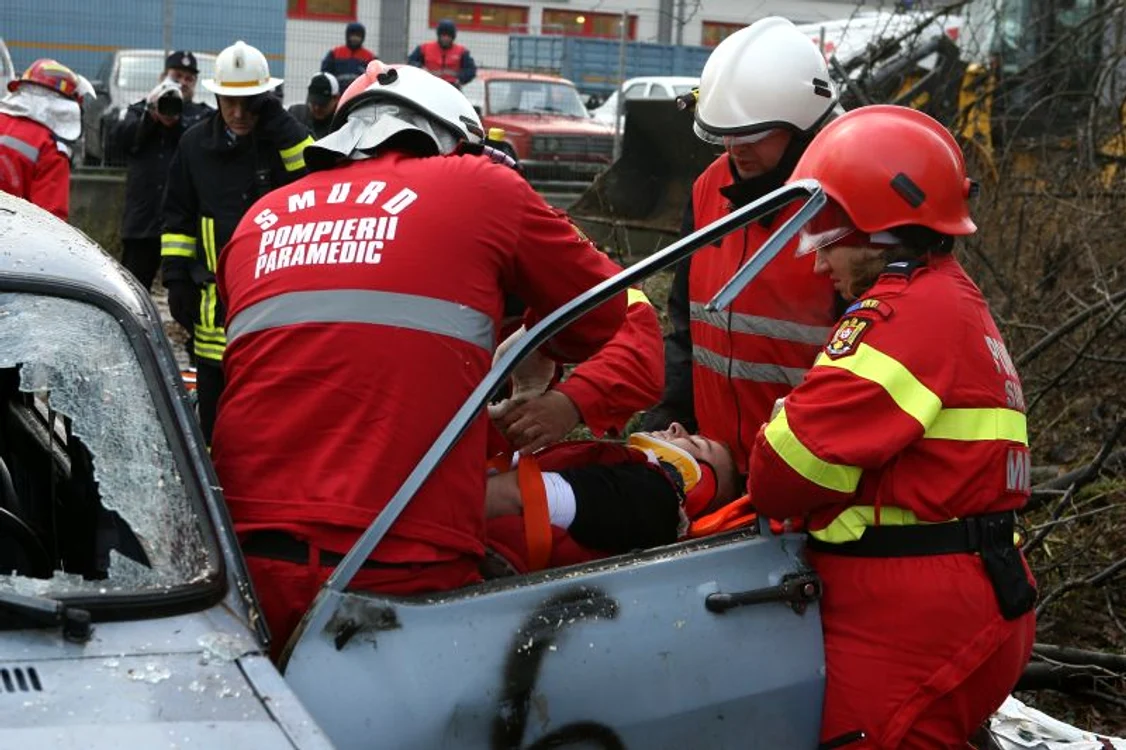 
    La acţiune au participat peste 500 de pompieri şi voluntari (Foto: Mircea Păun)  
