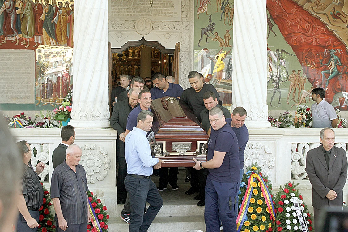 Cortegiul funerar a plecat  de la biserica Sf. Gheorghe  în jurul orei 10 şi s-a oprit  în faţa Palatului  Parlamentului