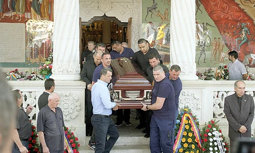 Cortegiul funerar a plecat  de la biserica Sf  Gheorghe  în jurul orei 10 şi s a oprit  în faţa Palatului  Parlamentului jpeg