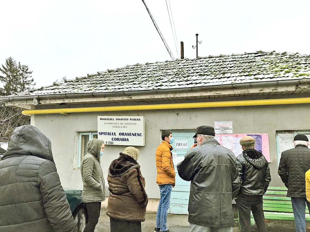 Bătrânul se plânge  că nu se poate ridica,  în timp ce un cadru  medical îi dă doar indicaţii
