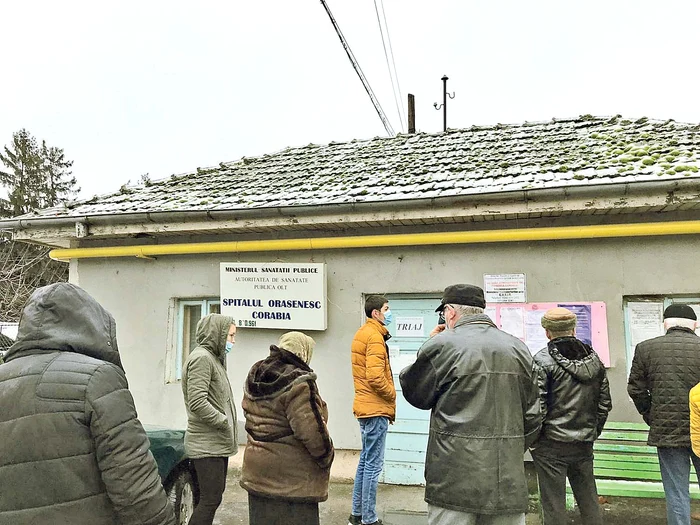 Bătrânul se plânge  că nu se poate ridica,  în timp ce un cadru  medical îi dă doar indicaţii