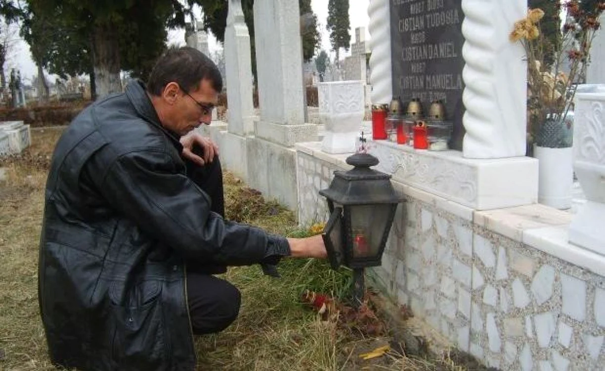 Daniel Cistian, la mormantul fostei sale soţii Manuela. FOTOArhivă.