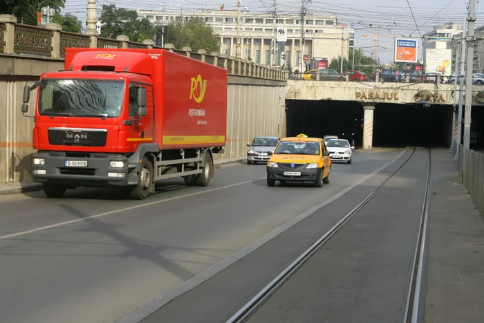 Bucăţi de beton se desprind în fiecare zi din pasaj