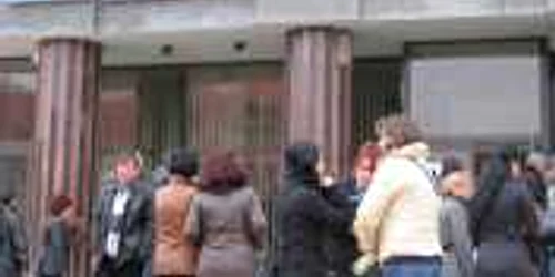 Fiecare salariat din Direcţia de Finanţe ar trebui să ia 315 lei sub formă de stimulente