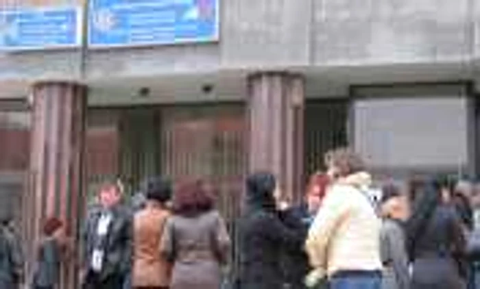 Fiecare salariat din Direcţia de Finanţe ar trebui să ia 315 lei sub formă de stimulente