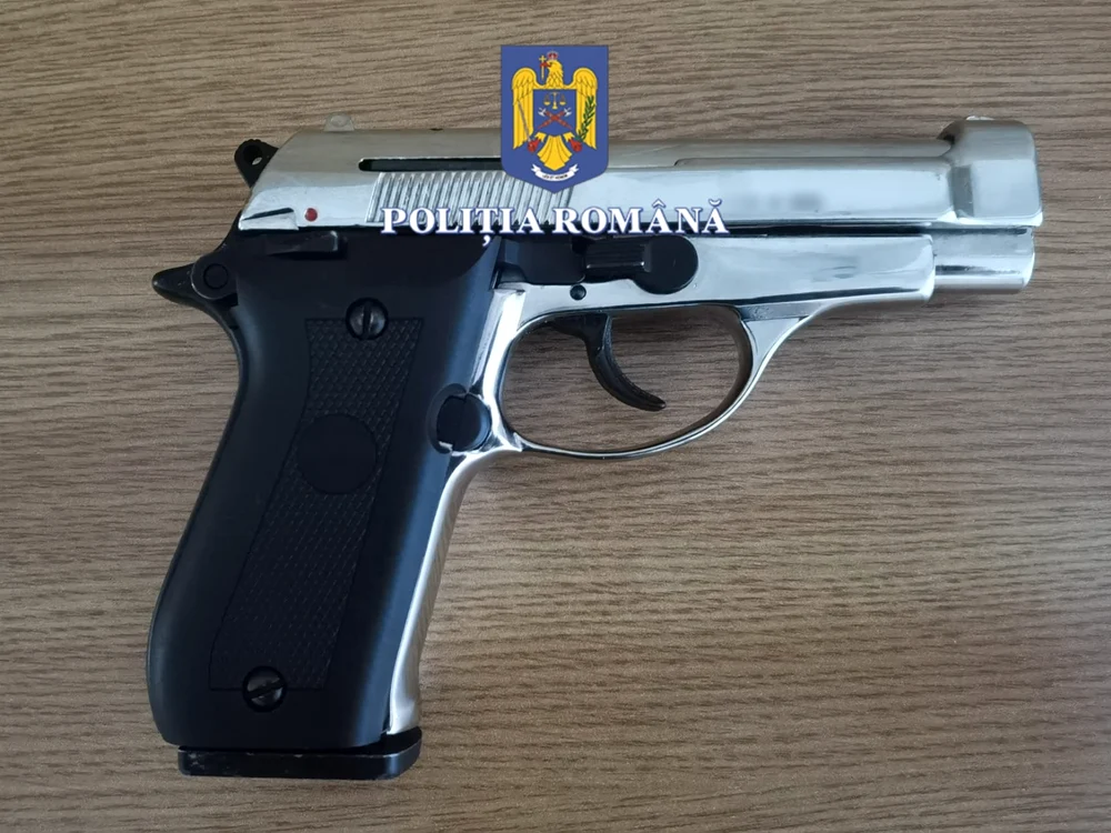 Pistolul folosit de cei doi minori/FOTO: Poliția Română