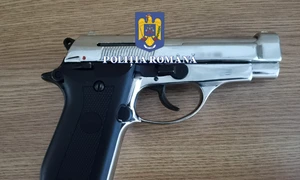 doi adolescenti din olt au gasit un pistol foto politia romana png