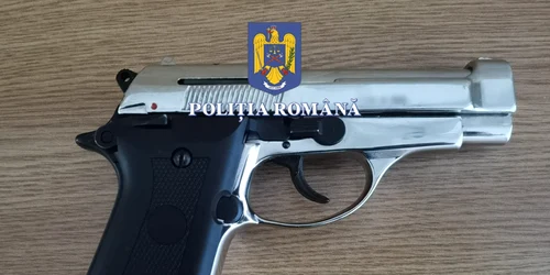 doi adolescenti din olt au gasit un pistol foto politia romana png