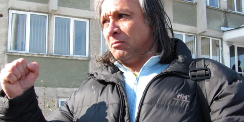 Acesta a înfipt cu palma zece cuie în lemn în 45 de secunde la „Românii au talent”