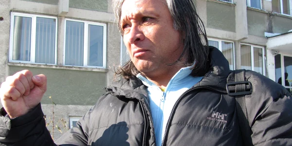 Acesta a înfipt cu palma zece cuie în lemn în 45 de secunde la „Românii au talent”