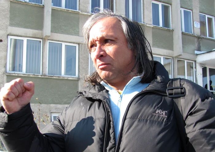 Acesta a înfipt cu palma zece cuie în lemn în 45 de secunde la „Românii au talent”