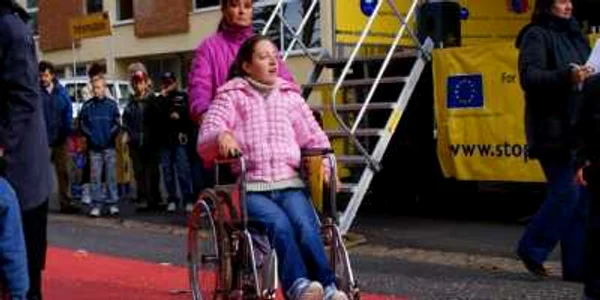 Aproximativ 688.000 de lei ar trebui să ajungă lunar la persoanele cu handicap şi însoţitorii lor