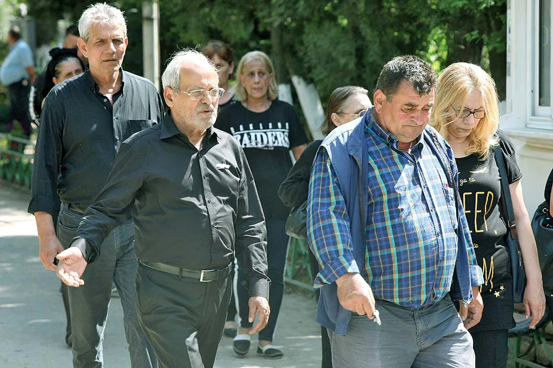 Ploieşteanu, un  monument  de durere la înmormântarea fiului 