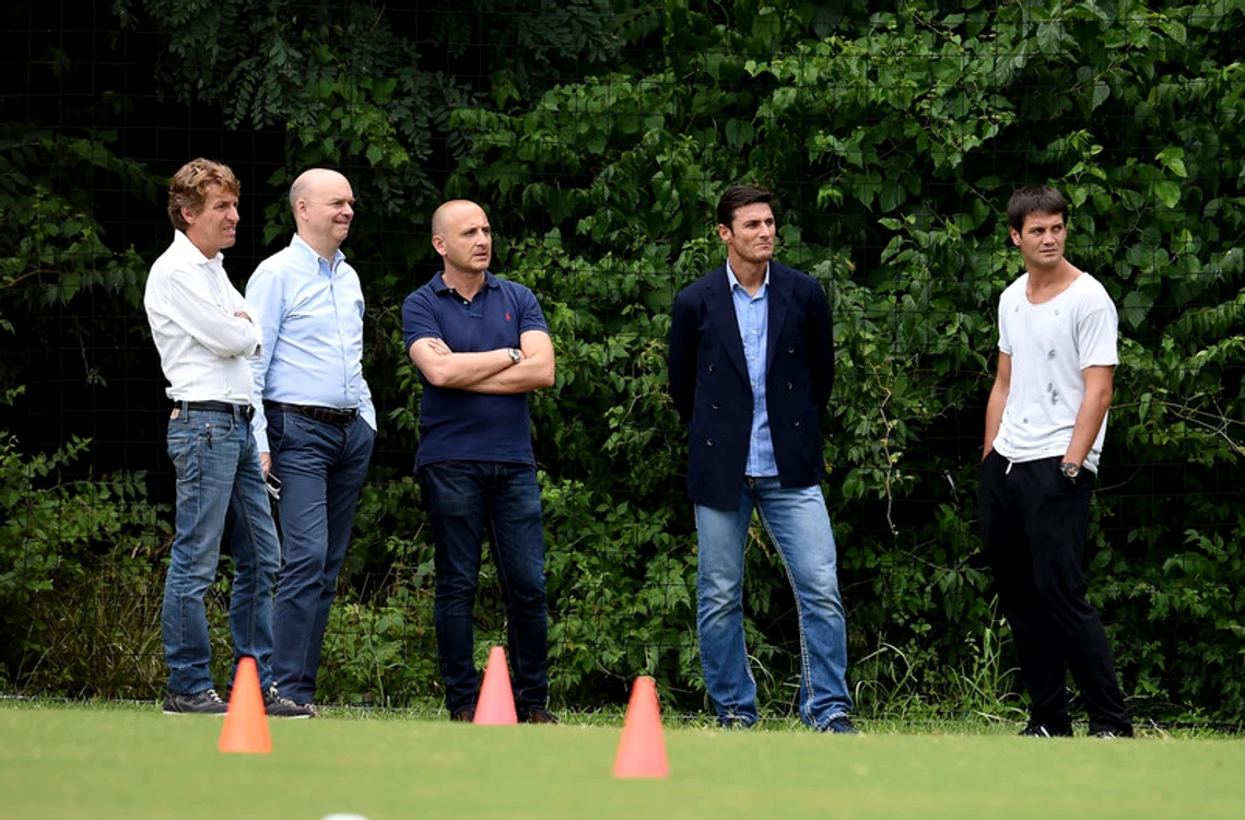 
    Cristi Chivu (primul din dreapta), alături de Javier Zanetti  