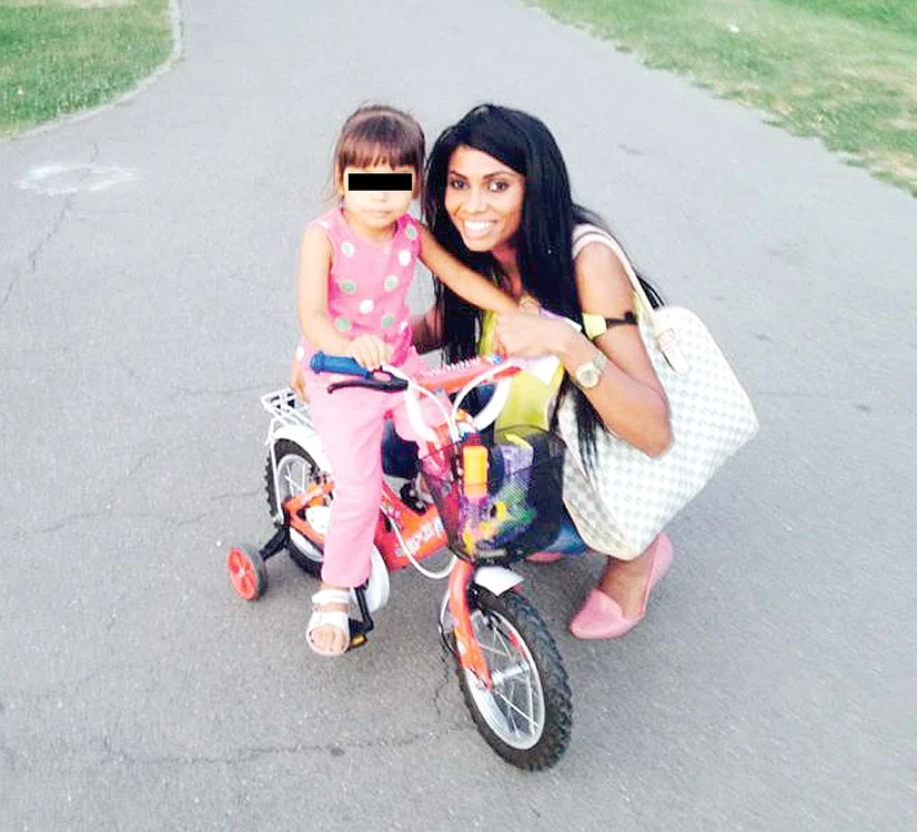 
    Zilele acestea, micuţa Serena se află la Bucureşti cu mama ei, LauretteFoto: Arhivă Personală  
