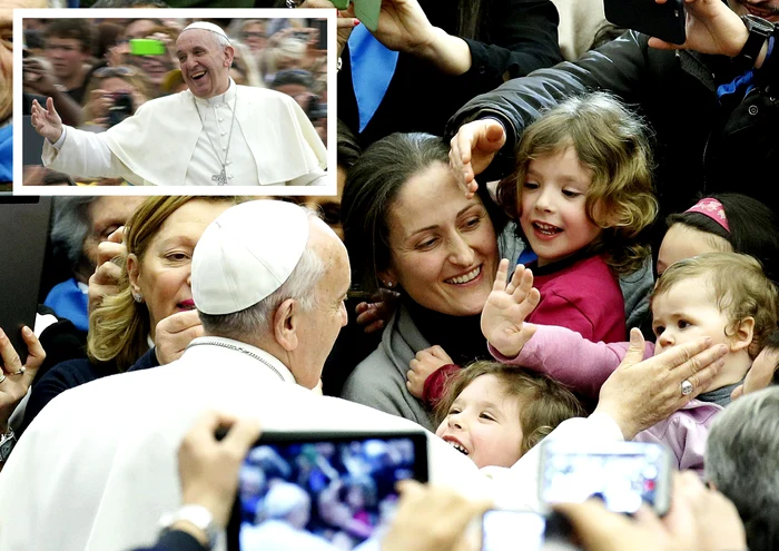 Papa Francisc a fost adesea surprins întinzând mâna către oameni, pentru a-i mângâia / foto: EPA-EFE