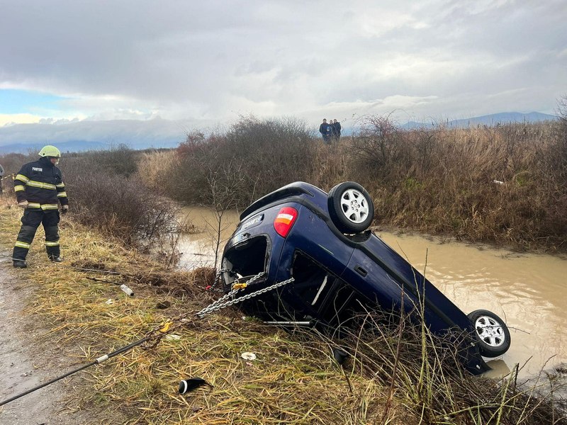 Tragedie în județul Satu Mare. Fiu, mamă și bunică, morți prin înec după ce mașina a ajuns într-un șanț plin cu apă FOTO