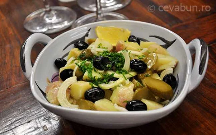 Salata orientală de post cu ciuperci este un preparat uşor de gătit şi foarte apreciat în perioada Postului PaşteluiFoto: adevarul.ro