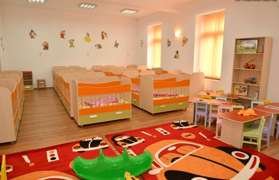 Copiii, duși la creșă „pentru imunitate“. Părinte: „De ei se ocupă îngrijitoarele, că educatoare nu sunt“