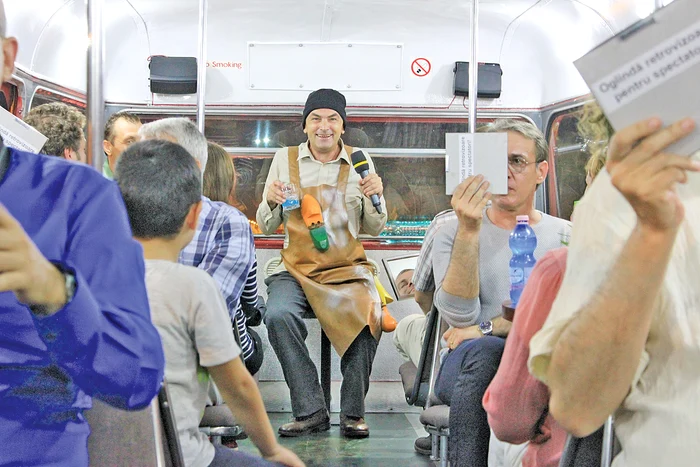 Spectatorii primesc oglinzi pentru a-i vedea pe actori şi atunci când sunt cu spatelefoto: Ciprian Duică