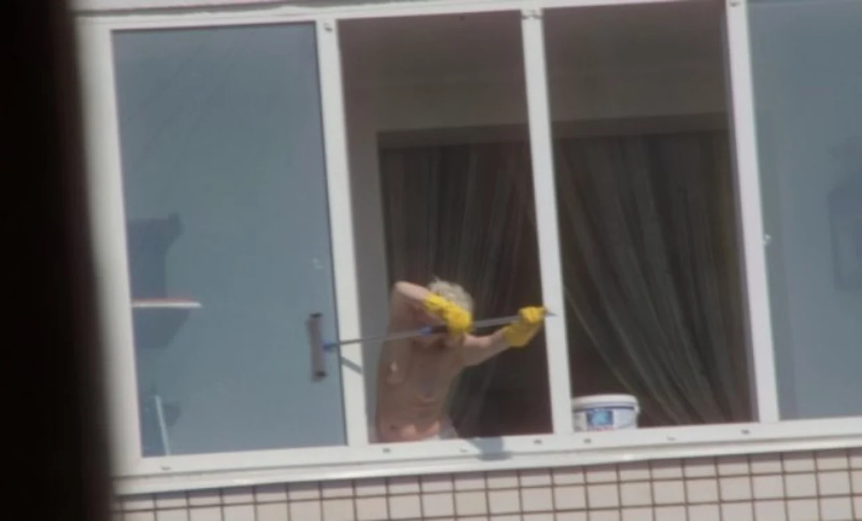 O vorbă din bătrâni spune că geamurile curate sunt cartea de vizită a oricărei gospodine, iar doamna din imagini a ţinut cont de acest lucru