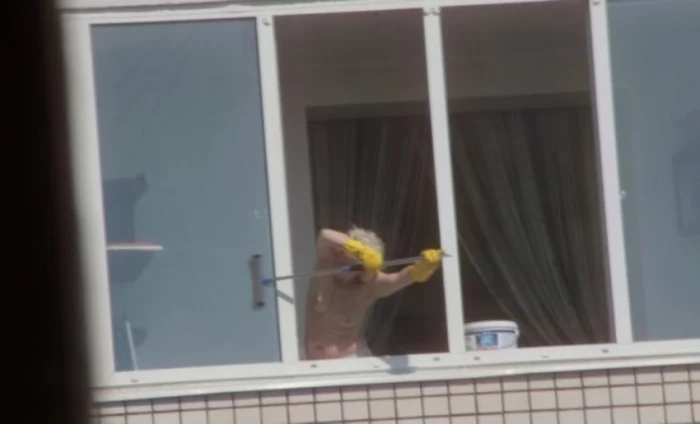 O vorbă din bătrâni spune că geamurile curate sunt cartea de vizită a oricărei gospodine, iar doamna din imagini a ţinut cont de acest lucru