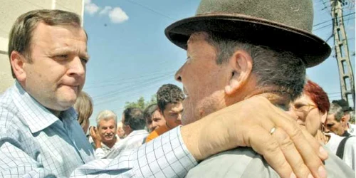 Gheorghe Flutur nu i-a mai convins pe ţăranii din Suceava cu vorba bună   