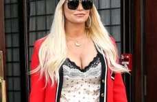 Jessica Simpson exists her hotel with style while in the "Big Apple" jpeg