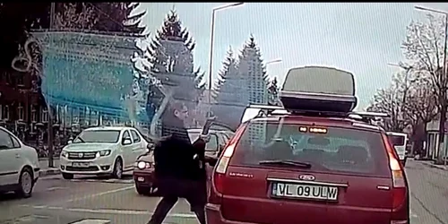 Şofer agresat pe cel mai important bulevard din Râmnicu Vâlcea după o şicanare în trafic Foto captură video