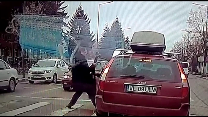 Şofer agresat pe cel mai important bulevard din Râmnicu Vâlcea după o şicanare în trafic Foto captură video