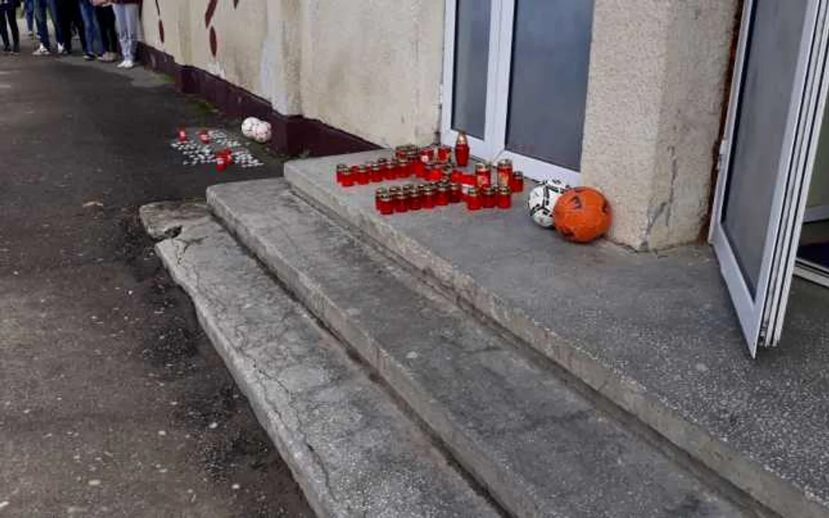 Elevii au făcut un altar în faţa sălii de sport de la Colegiul Tehnic „Unirea” Paşcani FOTO Iulia Ciuhu