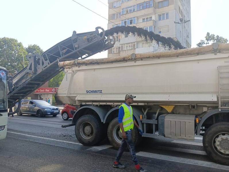  Poliția cercetează „asfaltările la caiet” făcute de Primăria Bacău pe străzi din oraș. Lucrările nu apăreau în buget