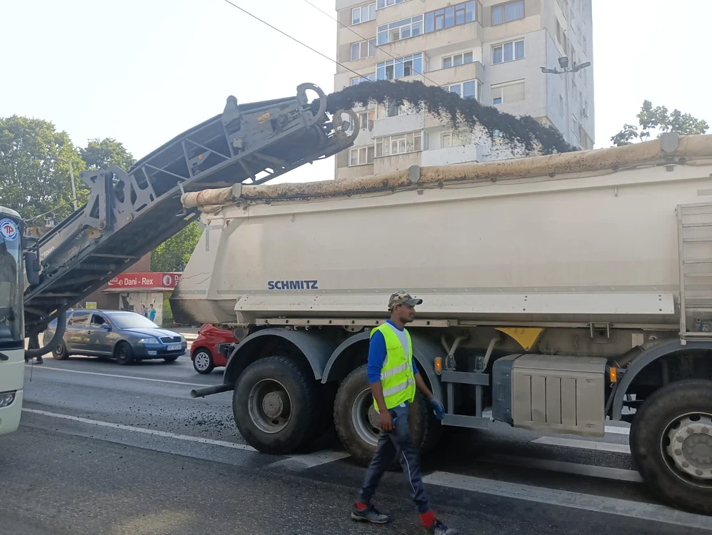 Asfaltările făcute în Bacău sunt anchetate de polițiști FOTO MA