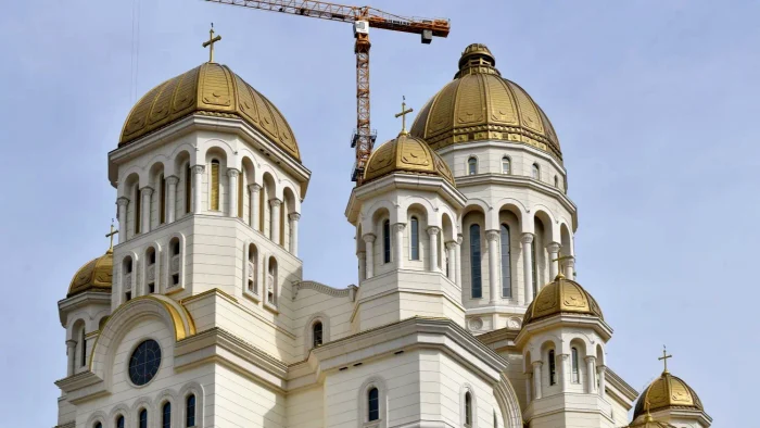 Acoperișul catedralei așteaptă crucea mare