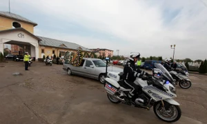 Colegii au escortat cortegiul funerar până la cimitir  Bogdan a fost înmormântat vineri  jpeg