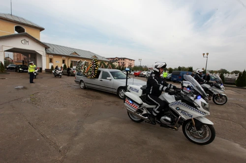 Colegii au escortat cortegiul funerar până la cimitir. Bogdan a fost înmormântat vineri