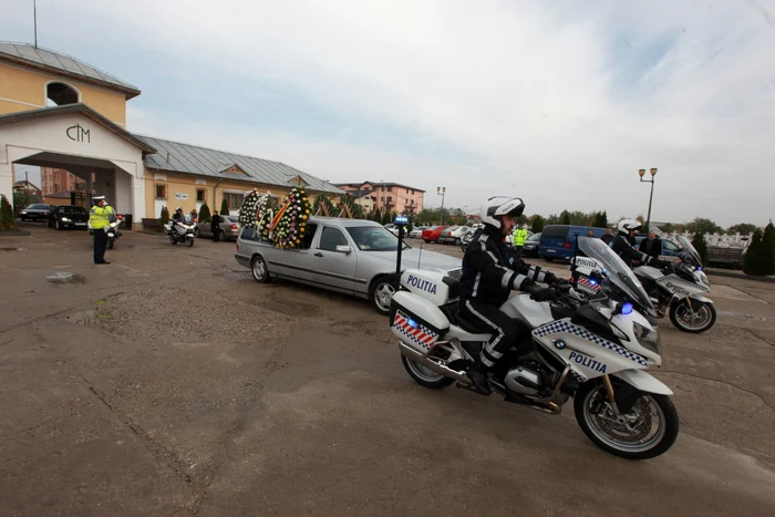 Colegii au escortat cortegiul funerar până la cimitir. Bogdan a fost înmormântat vineri 