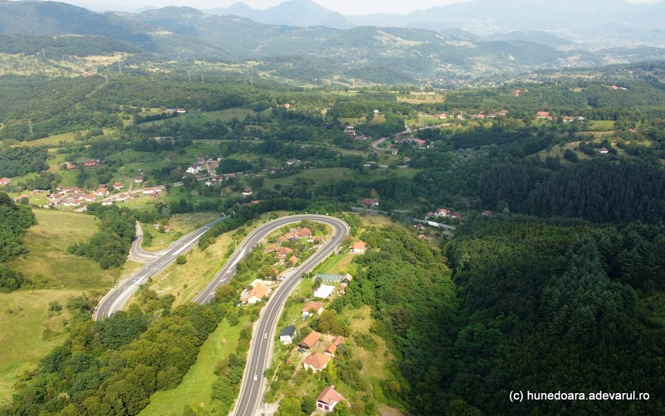 Drumul aurului din Munții Metaliferi. Șosea spectaculoasă construită în vestul României VIDEO